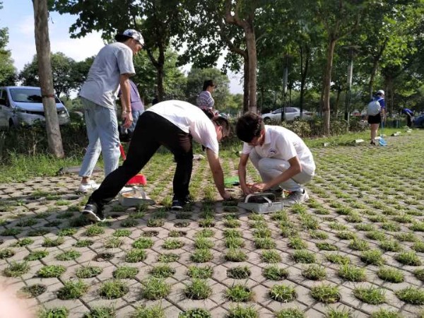 BBIN宝盈集团官方网站晨曦实践队举办龙源湖维洁活动 (5)周冬冬_副本.jpg