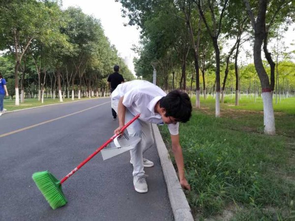 BBIN宝盈集团官方网站晨曦实践队举办龙源湖维洁活动 (2)周冬冬_副本.jpg